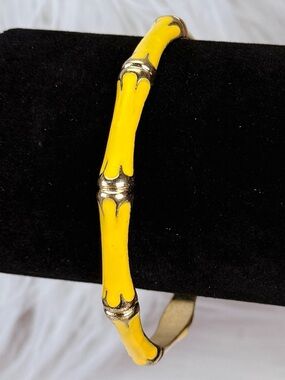 Beautiful vintage goldtone, yellow enamel, stacking bangle bracelet